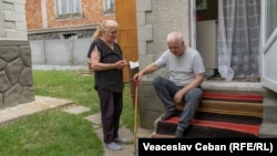 Petru Ursan, un bărbat cu grad sever de dizabilitate din satul Bleșteni, raionul Edineț și Tamara Evstati, concubina acestuia care are grijă de el.