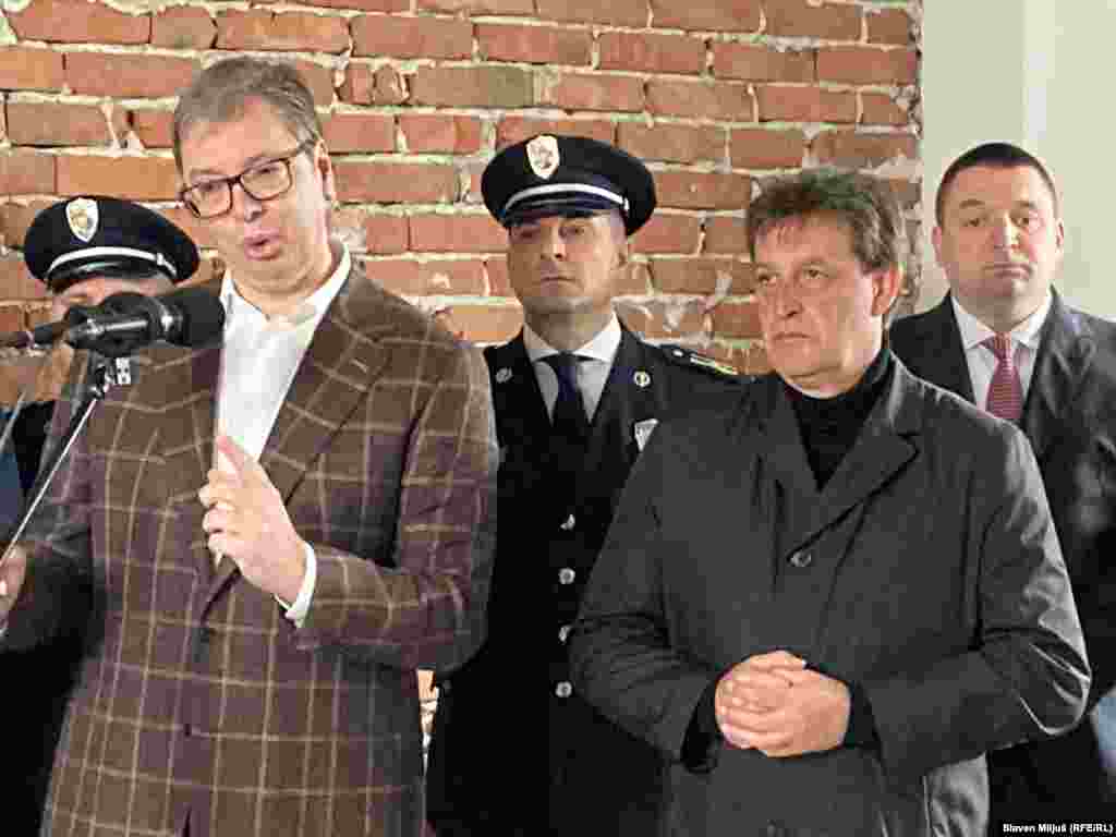 "Ponosan sam na ovu akciju i na rezultate. Potrebno je i važno zbog veće sigurnosti i naših građana", rekao je Vučić na prikazu neregistrovanog oružja koje su građani predali policijskim stanicama.