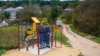 Angajați ai „Moldovagaz”, la un punct de reglare-măsurare, lucrează la extinderea rețelelor de distribuție a gazelor naturale într-un sat din raionul Rezina. 