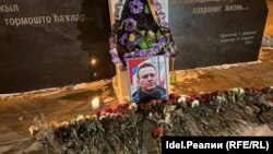 Уфада сәяси репрессия корбаннары һәйкәле янында Навальный истәлегенә салынган чәчәкләр