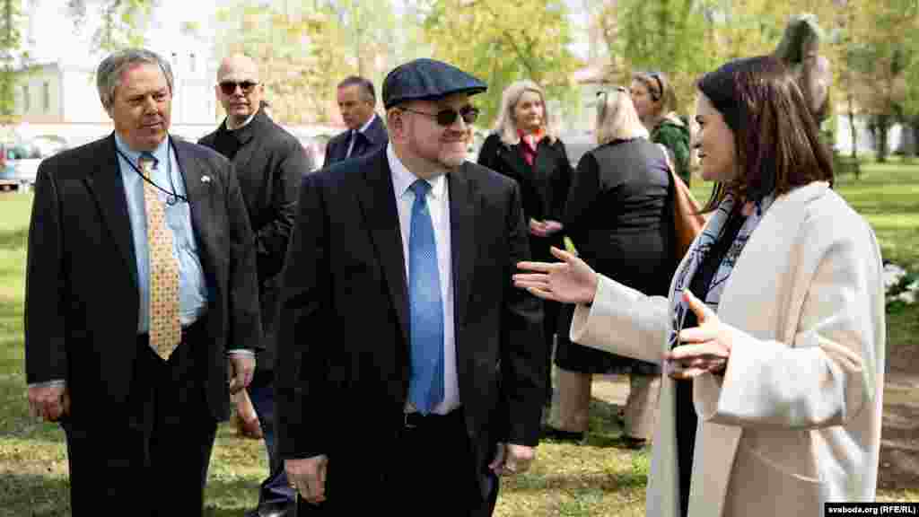 Дэмакратычная лідэрка Беларусі Сьвятлана Ціханоўская, часовы павераны ў справах амбасады ЗША ў Літве Тамір Васэр і прэс-аташэ амбасады ЗША Тымаці О'Конар (зьлева направа).