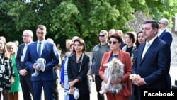 Анна Акопян в Киеве (в центре в черном костюме)