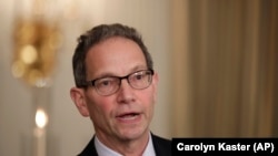 Charles Kupchan, profesor në Universitetin Georgetown dhe ish-drejtor i çështjeve evropiane në Këshillin e Sigurisë Kombëtare të Shteteve të Bashkuara në administratat e Bill Clinton dhe Barack Obama.