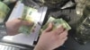 Imagine făcută de oamenii legii în timpul perchizițiilor într-un dosar de finanțare ilegală a partidelor politice.