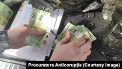 Imagine făcută de oamenii legii în timpul perchizițiilor într-un dosar de finanțare ilegală a partidelor politice.