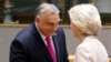 Premierul ungar Viktor Orbán și președinta Comisiei Europene, Ursula von der Leyen, se salută înaintea începerii summitului liderilor UE în clădirea Consiliului European din Bruxelles la 26 octombrie 2023.