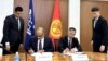 Навид Хассан Накви жана Алмаз Бакетаев макулдашууга кол коюп жаткан учур.