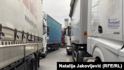 Оформлення та пропуск вантажних транспортних засобів в обох напрямках здійснюється у звичайному режимі. Фото ілюстративне