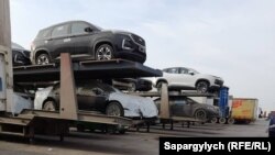 Farap, türkmen-özbek serhedinde nobata duran ýük ulaglary 