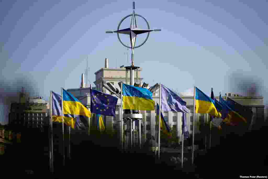 Флаги Украины и ЕС развеваются в центре Киева во время встречи министров иностранных дел, 2 октября. Многие украинцы, не участвующие непосредственно в войне, по-прежнему активно поддерживают Вооружённые силы. По данным фонда «Демократические инициативы», около 68 процентов помогают армии или людям, пострадавшим от войны, занимаются волонтёрством или делают пожертвования. В декабре этот показатель составлял 61 процент. Другое исследование, проведённое социологической организацией «Рейтинговая группа», показало, что примерно столько же человек сообщили, что член семьи или кто-то из друзей и знакомых либо воевал, либо в настоящее время участвует в войне