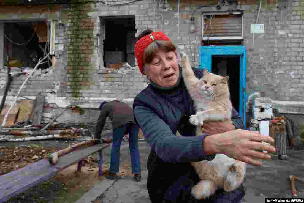 Rita, o localnică, salvând o pisică. Vecina ei, Raisa, taie lemne de foc. Ambele tabere dezlănțuie bombardamente nimicitoare, astfel că locuitorii trebuie să se refugieze în subsolurile clădirilor distruse. 
