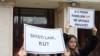 "Sekularna država, gde?", "Da li vantelesna oplodnja u privatnim bolnicama uništava porodicu?", nalazi se među transparentima koji su viđeni na protestu 29. februara.