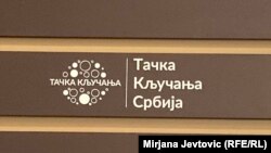 Logo "Tačke ključanja Srbija" na ulazu u poslovnu zgradu gde se kancelarije nalaze, 19. januara 2024.