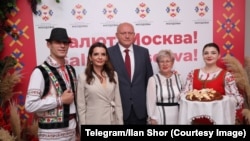 Bașcana de la Comrat, Evghenia Guțul (a doua din stânga), și deputatul socialist Vasile Bolea (centru) într-o imagine distribuită de Ilan Șor de la deschiderea unui oficiu „cultural-educativ” la Moscova.