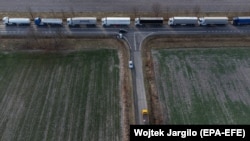 Одна з причин – польські протестувальники почали пропускати в середньому 6 вантажівок на годину. На фото - вантажівки, які стоять у черзі на польсько-українському кордоні, 27 листопада 2023 року 