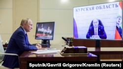 Владимир Путин заслушивает доклад Алексея Смирнова