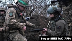 Українські військові на передовій під Бахмутом, 11 березня 2023 року