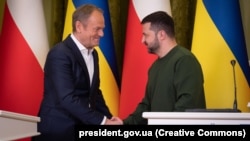 Премїєр-міністр Польщі Дональд Туск (л) під час свого першого на посаді закордонного візиту до Києва 22 січня зустрівся з президентом України Володимиром Зеленським та іншими високопосадовцями