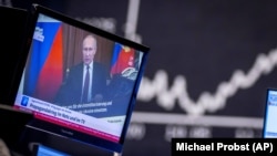 Рускиот претседател Владимир Путин на монитор во берзата во Франкфурт, Германија, 25 февруари 2022 година.