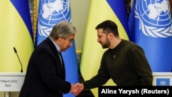 Генеральний секретар ООН Антоніу Ґутерріш (л) та президент України Володимир Зеленський, Київ, 8 березня 2023 року