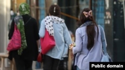 După protestele din 2022, din ce în ce mai multe femei din Iran au început să refuze să poarte hijabul obligatoriu. 