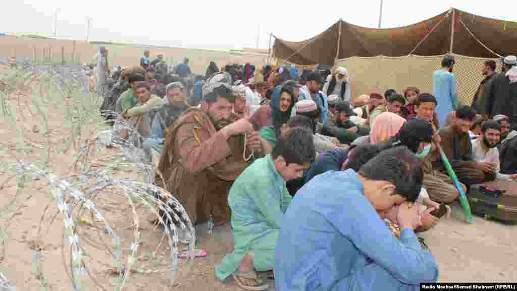 Afgani așteaptând la un centru de tranzit amenajat la punctul de trecere a frontierei Chaman, de-a lungul graniței dintre Pakistan și Afganistan, în provincia pakistaneză Balochistan, pe 2 noiembrie. Mii de afgani încearcă să treacă în Afganistan după ce Islamabadul a anunțat că toți imigranții fără documente din Pakistan trebuie să părăsească țara sau vor fi arestați.