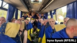 Imagine cu prizonierii de război ucraineni eliberați de Rusia, în timpul întoarcerii lor acasă.