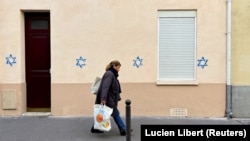 Stele ale lui David de culoarea albastră au apărut imprimate pe clădiri din Paris după începutul războiului din Israel.