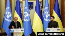 Украинскиот претседател Володимир Зеленски и генералниот секретар на ОН, Антонио Гутереш присуствуваа на заеднички брифинг, среде рускиот напад врз Украина, во Киев, 8 март 2023 година.