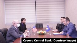 Гувернерот на Централната банка на Косово, Ахмет Исмаили, на средба со американскиот амбасадор во Приштина, Џефри Ховениер, 29 јануари 2024 година