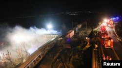 Un tren de pasageri și unul de marfă s-au ciocnit frontal marți noapte lângă orașul Larisa din centrul Greciei.