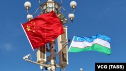 Флаги Узбекистана и КНР. Иллюстративное фото.