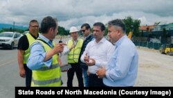 Министер за транспорт Благој Бочварски и директор на Државни патишта, Ејуп Рустеми.