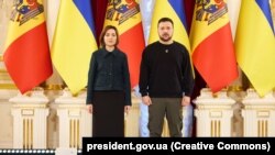 Президент Володимир Зеленський привітав Маю Санду з перемогою на президентських виборах у Молдові.