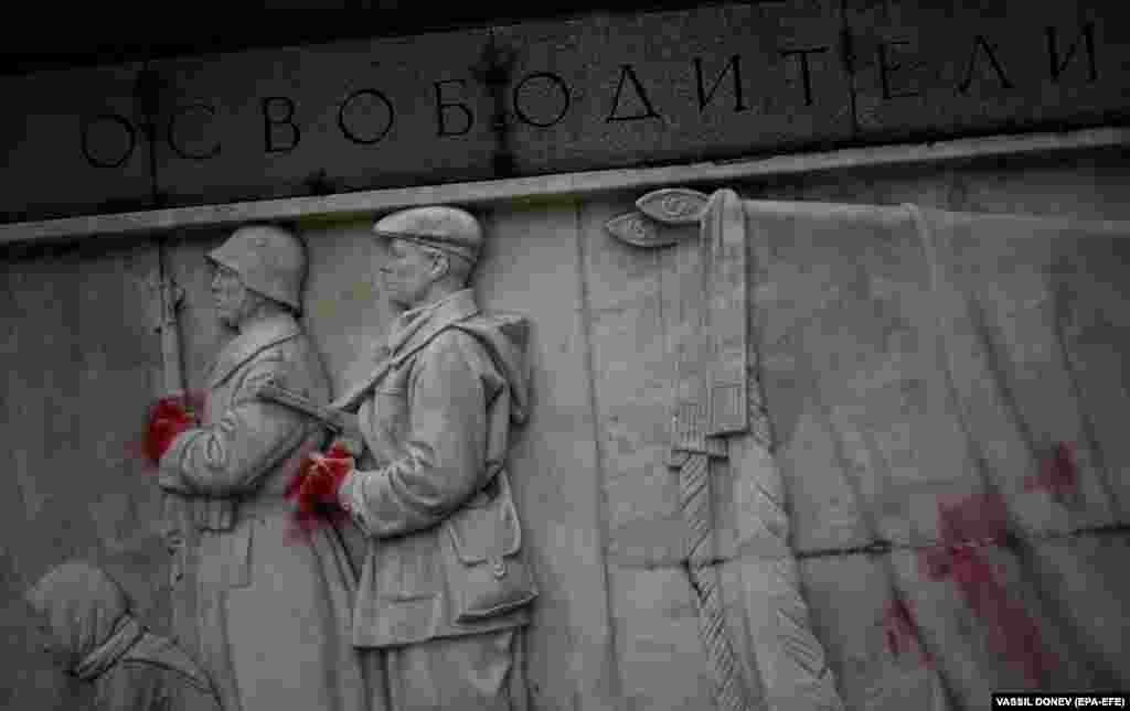 Чырвоная фарба на помніку Савецкаму салдату ў Сафіі, Баўгарыя. Помнік быў размаляваны актывістамі ў знак падтрымкі Ўкраіны ў вайне супраць Расеі. 31 траўня 2023 