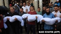 Роднини ги носат телата на децата од семејството Абу Кута кои беа убиени во израелските напади врз палестинскиот град Рафа во јужниот дел на Појасот Газа, за време на нивниот погреб на 8 октомври 2023 година.