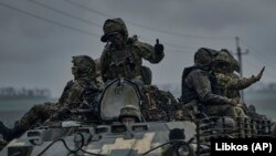 Украински војници во близина на Вуледар, регионот Донецк, Украина, понеделник, 1 мај 2023 година.