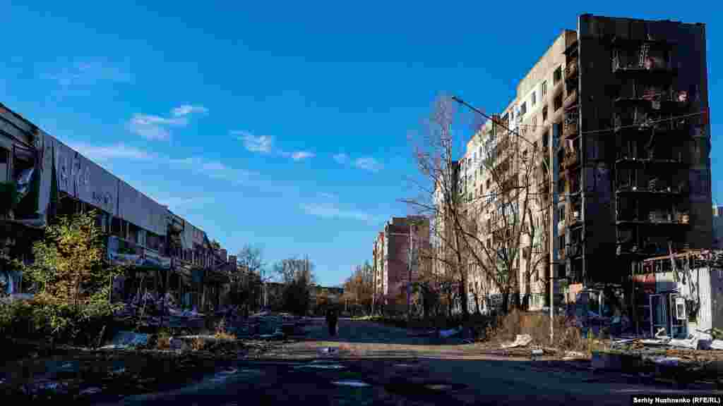 Местен жител върви покрай силно пострадали жилищни блокове. В началото на седмицата украински медии съобщиха, че "Белите ангели" са евакуирали две тела на жертви, убити след обстрел на жилищен район в Авдиивка. 