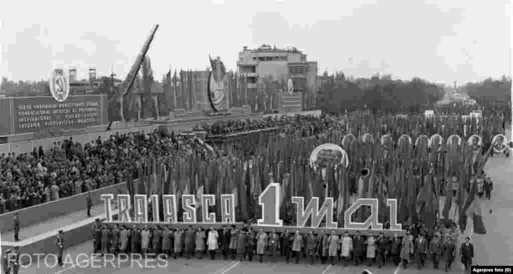 Statele Unite și Canada sunt printre țările care nu recunosc Ziua Muncii în această zi, ci în prima zi de luni din septembrie. Țările socialiste, în schimb, organizau întregi parade de 1 mai. În imagine: parada de la București din 1965.