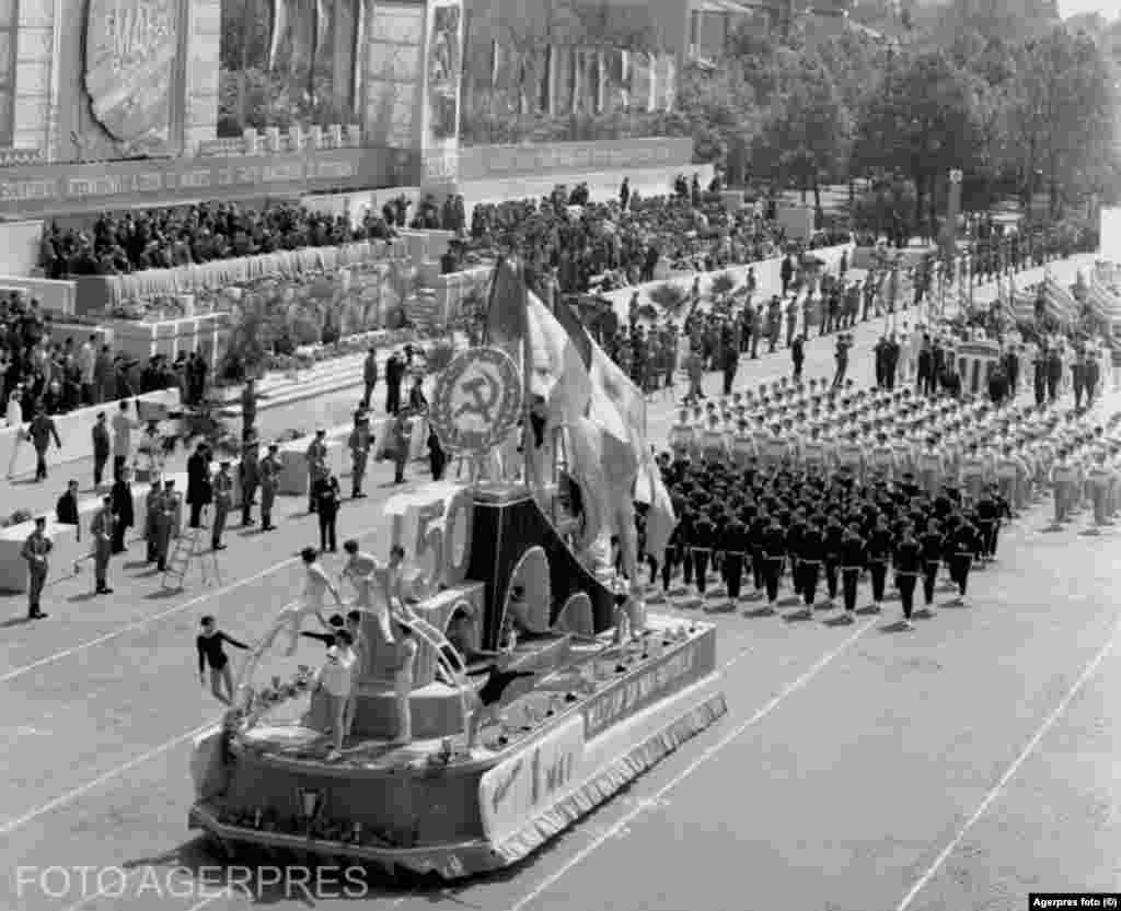 Poezie din Scînteia, 1971: „Pe drumuri lungi venirăm cu un cuvânt aprins Să ne rostim destinul, și spațiul, și tăria: Se-aude-n munții vremii cum urcă neînvins Poporu-acestor plaiuri numite România”
