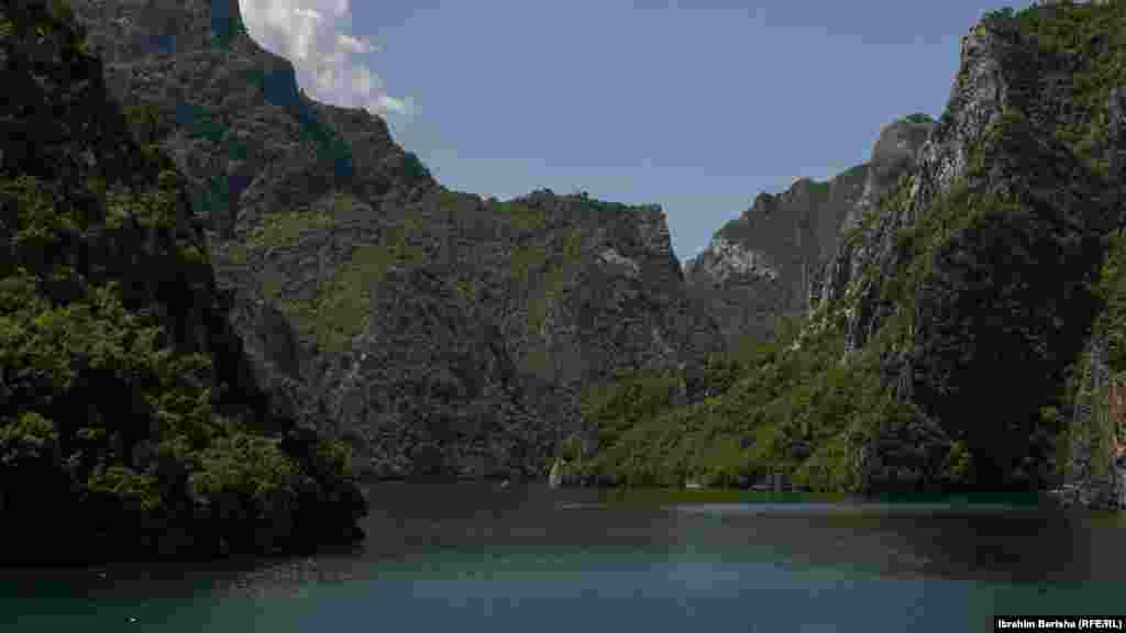 Jezero Komani okruženo je brdima obraslim gustom šumom, okomitim padinama, dubokim klancima.