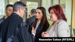 Светлана Попан (справа) и Евгения Гуцул беседуют с адвокатами перед заседанием суда.