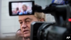 Geert Wilders, liderul Partidului Libertății (PVV) se adresează presei după ce a votat la Haga, pe 22 noiembrie 2023. (Foto: AP/Mike Corder)