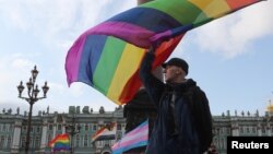 Мъж размахва знамето на дъгата по време на "10-и Санкт Петербург Прайд", август 2019 г.