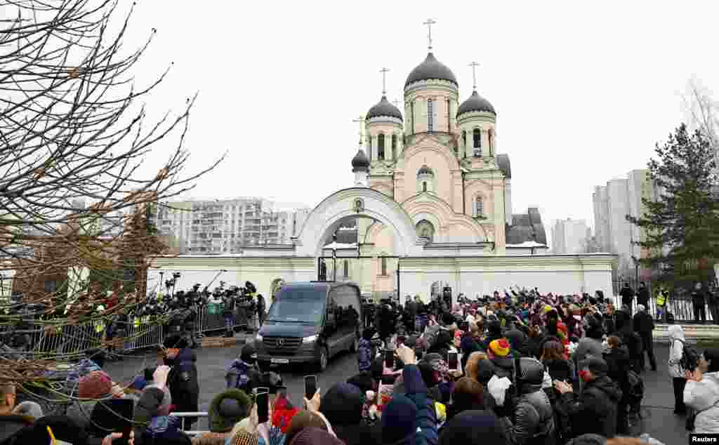 1 наурызда Мәскеуде Алексей Навальныйды ақтық сапарға шығарып салуға мыңдаған адам жиналды. Олар марқұмның жаназасы шығарылған шіркеудің маңында және жапсарлас көшелерде ұзын-сонар кезекте тұрды. Қаралы шараға жиналған жұрт: "Соғыс жойылсын", "Ұмытпаймыз", "Кешірмейміз", "Сен қаймықпадың, біз де қорықпаймыз", "Путин – адам өлтіргіш" және "Путинсіз Ресей" деп ұрандады. Навальныймен қоштасуға Екатеринбургтің бұрынғы мэрі Евгений Ройзман, биыл наурызда өткелі отырған Ресей президенті сайлауына кандидат болып тіркелуге талпынған, соғысқа қарсы екенін айтып жүрген Борис Надеждин мен Екатерина Дунцова да келді. Қаралы рәсім өтіп жатқан Марьиноға АҚШ-тың Ресейдегі елшісі Линн Трейси, Германия мен Франция елшілері де барды.