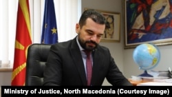 Министерот за правда Кренар Лога го потпишува барањето за екстрадиција на Љупло Палевски - Палчо од Турција