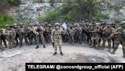 Евгениј Пригожин со дел од платениците на Вагнер, Бахмут, 5 мај 2023