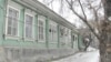 Коробки кондиционеров на стенах и пластиковые окна. Как в Алматы исчезают исторические здания