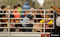 Palestinieni se îndreaptă către sudul Fâșiei Gaza, duminică, 12 noiembrie 2023.