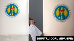 Un alegător cu un buletin de vot la scrutinul local din 5 noiembrie 2023, Chișinău.